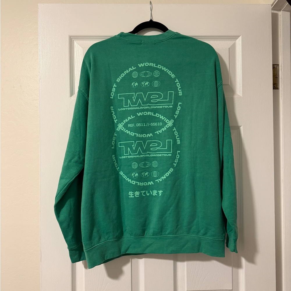 🍀Pretty Little Thing Graphic Crew Neck Size L NWT🍀